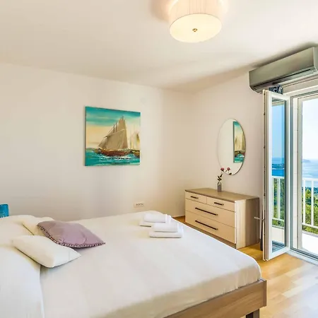 Hillside Nest Vila