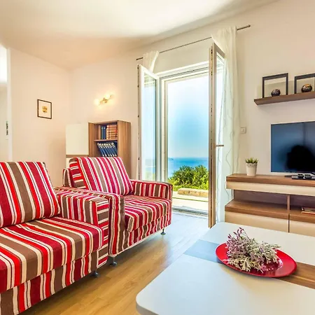 Hillside Nest Vila