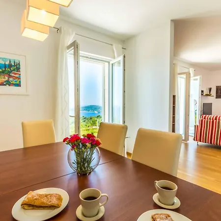 Hillside Nest Vila