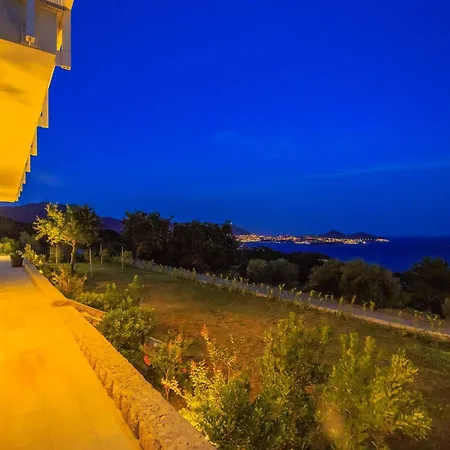 Hillside Nest Vila