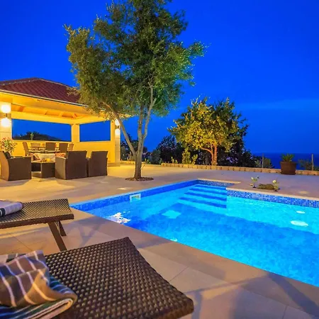 Hillside Nest Vila
