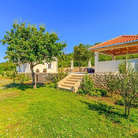Vila Hillside Nest *